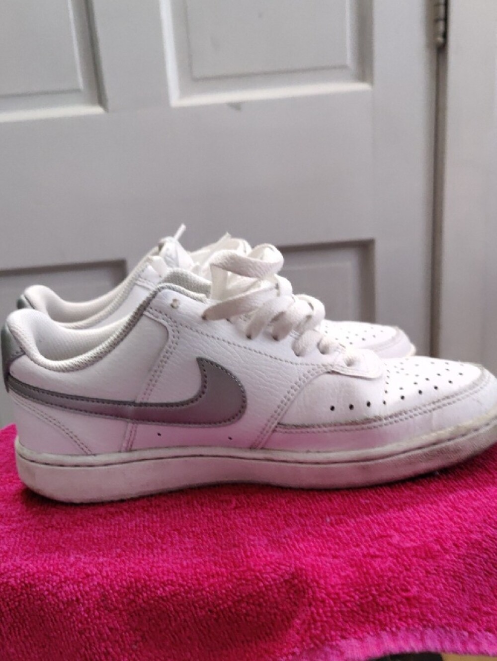 Nike White Low-Top Kids Sneakers - Picture 7 of 9